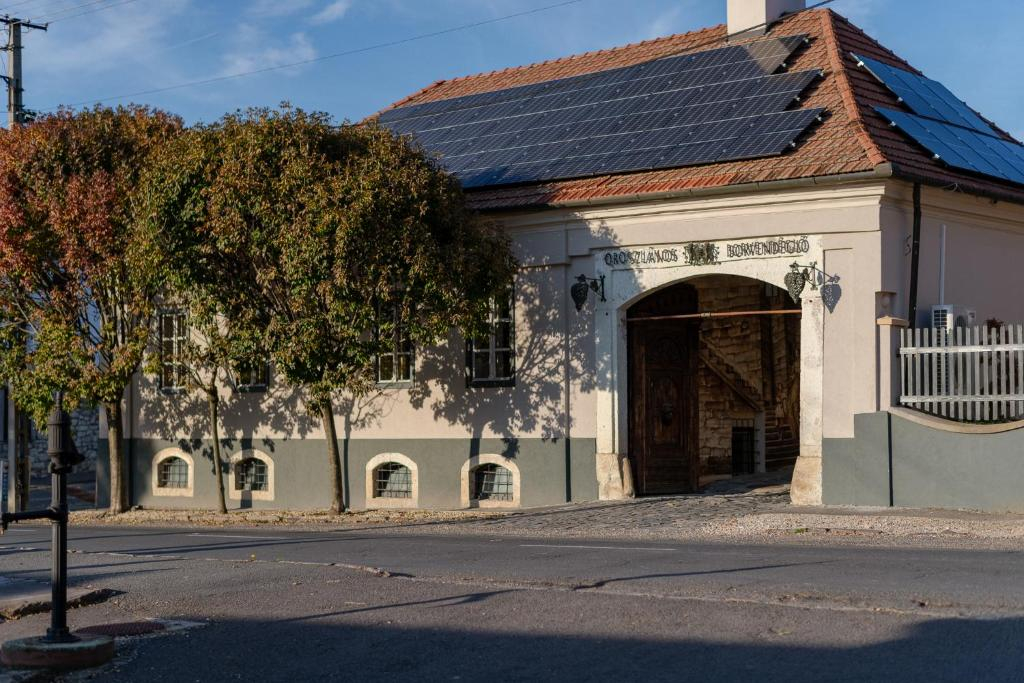 Barka Galéria Hotel és Étterem